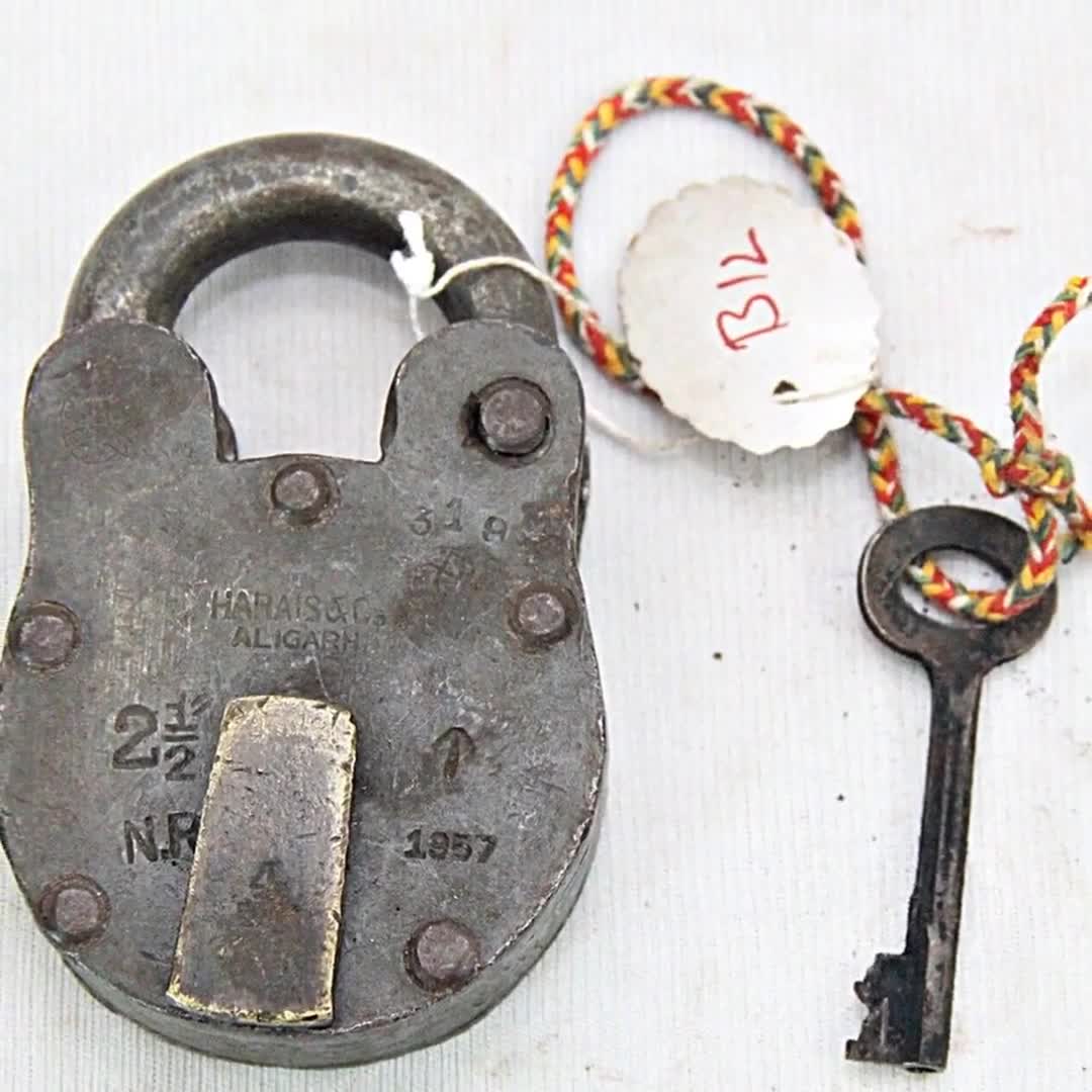 ヴィンテージの頑丈な鉄製南京錠（鍵と真鍮製タグ付き）｜素朴な農家風